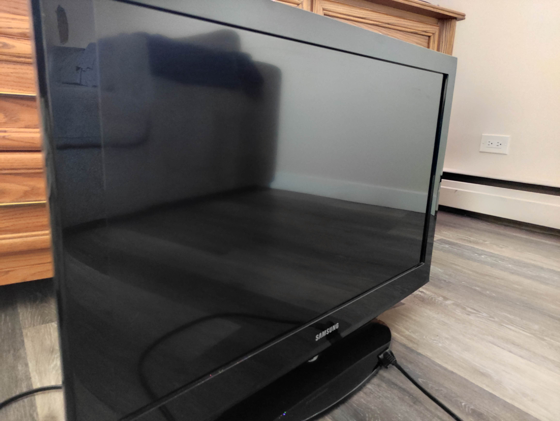 Samsung LN32D403E2D 32-inch LCD HD TV + remote control