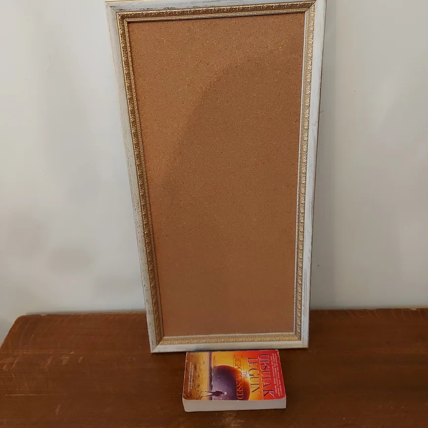 Corkboard with white and gold wooden frame image indicator(3)