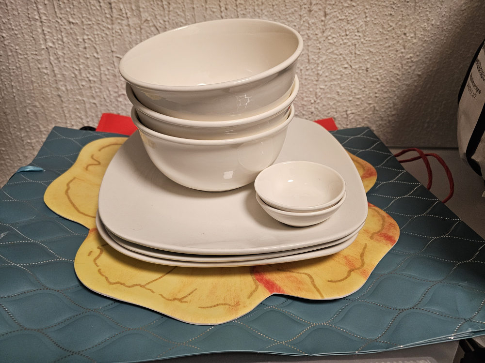 Free! Gratis! Bowls, plates, serving tray, and dish rack