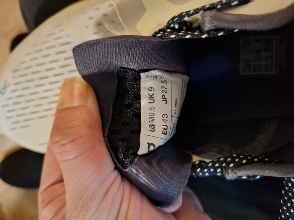 On Cloud 5 Running Shoes - Women's Size 8 image indicator(6)