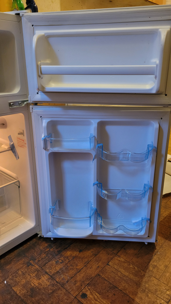 Avanti Mini Fridge - White - barely used/like new - photo 3