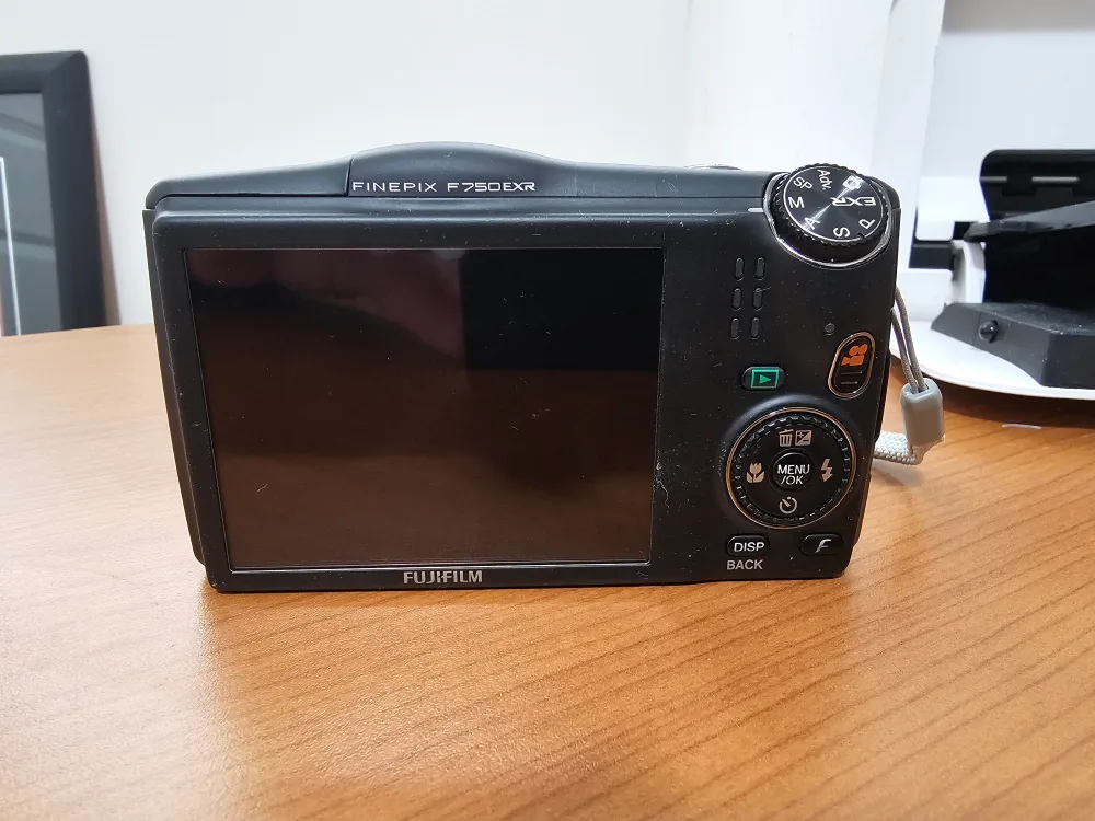 Fujifilm FinePix F750EXR Camera with Case image indicator(2)