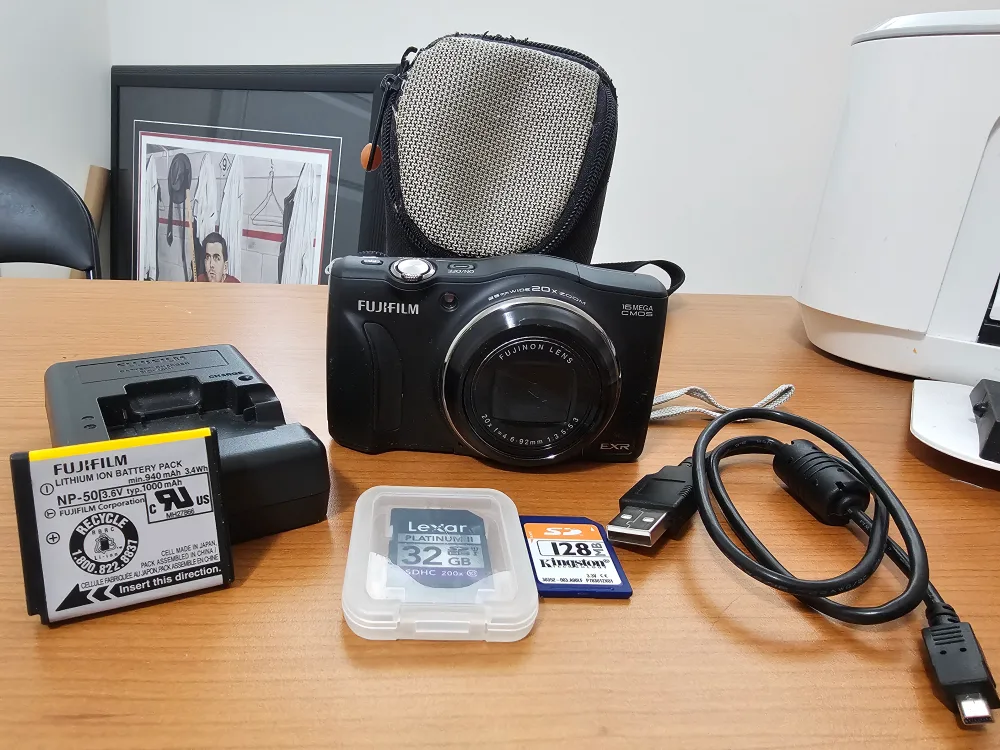 Fujifilm FinePix F750EXR Camera with Case image indicator(8)