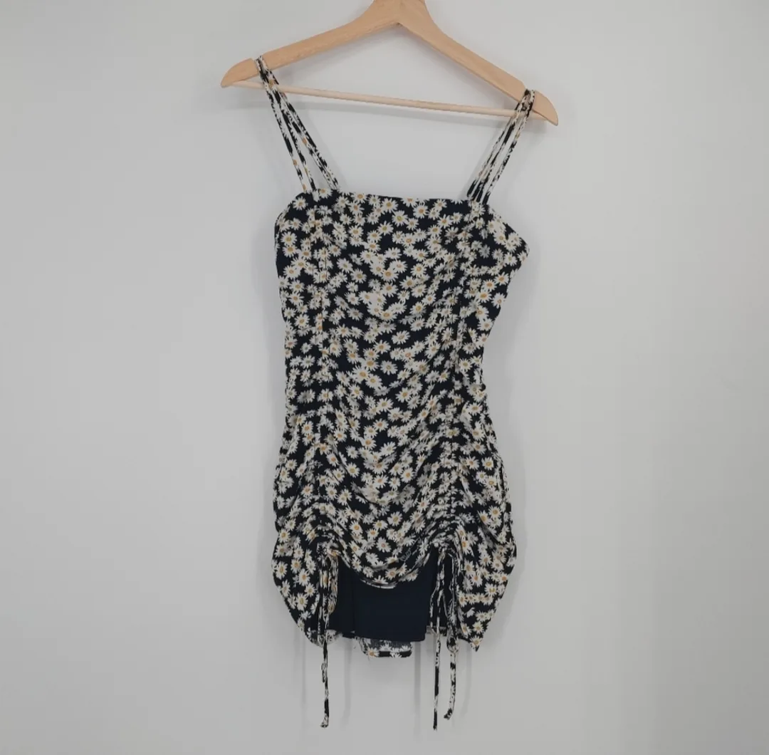 Adorable Daisy Print Mini Dress (size small) image indicator(2)