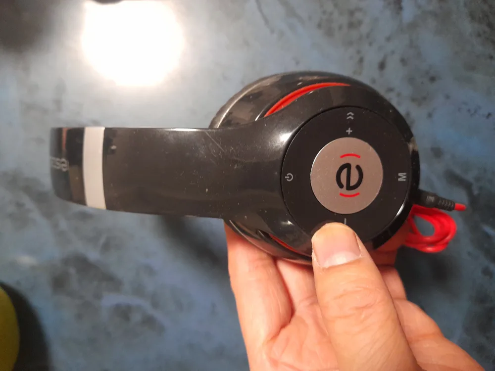 eScape Platinum Over-Ear Headphones #Freecycle image indicator(2)