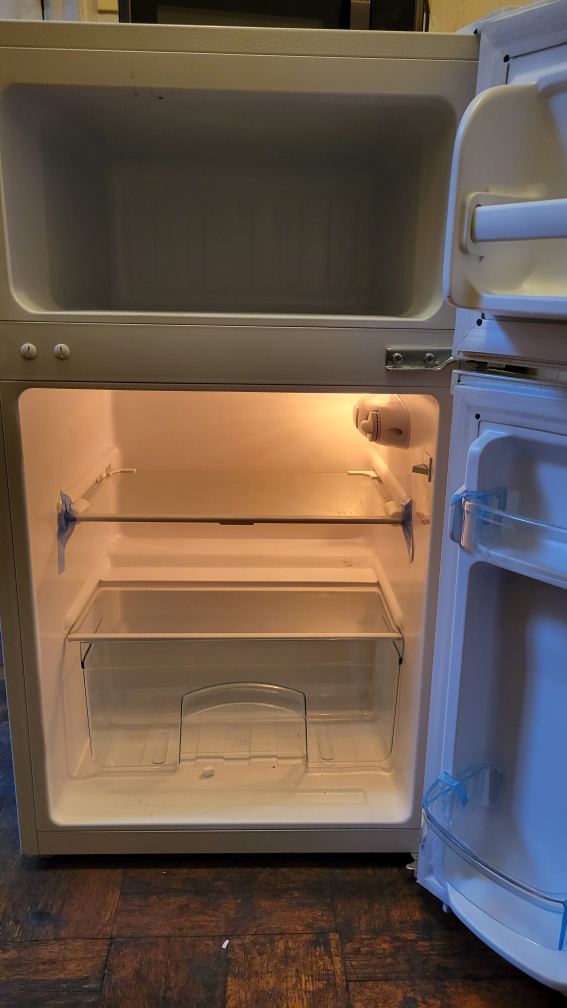 Avanti Mini Fridge - White - barely used/like new - photo 2