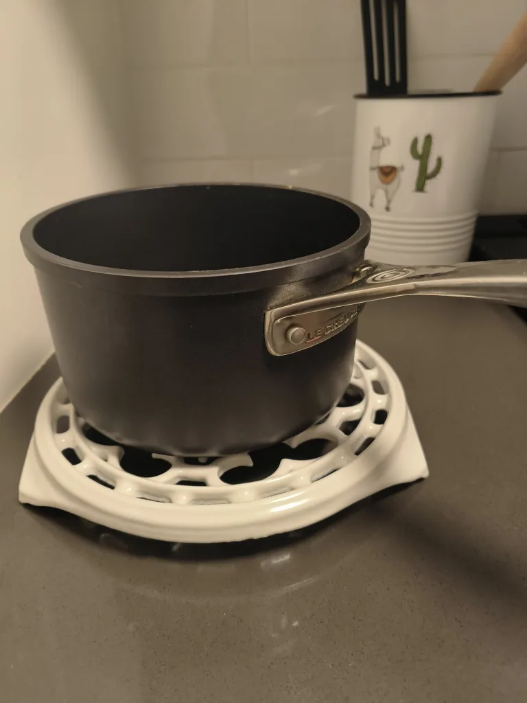 Le Creuset Cast Iron Trivet image indicator(3)