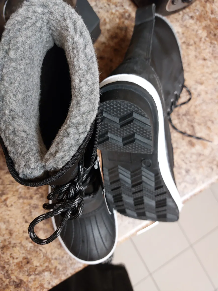 Women's Black Winter Boots Size 7 image indicator(6)