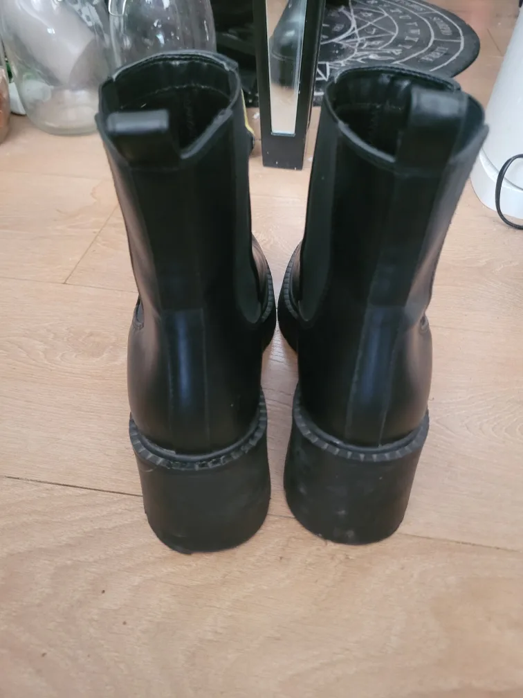 Madden Girl Black Chelsea Boots - Size 9 image indicator(3)