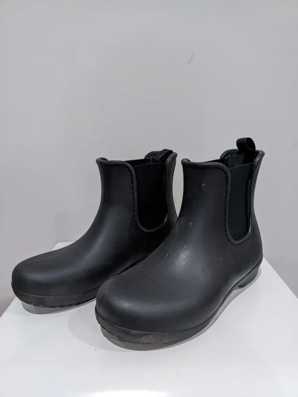 Black Crocs Women's Freesail Chelsea Ankle/Rain Boots (Size W5) image indicator(2)