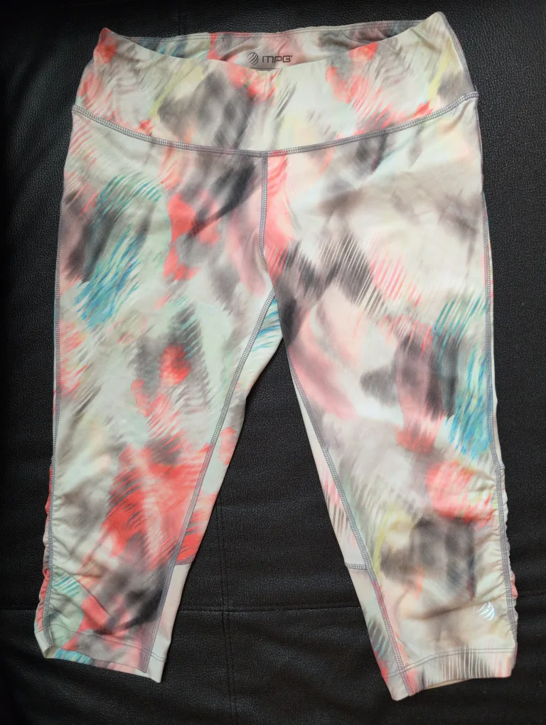 Women's workout Capris - Size M w/ free Tank Top 💚🥕 image indicator(3)