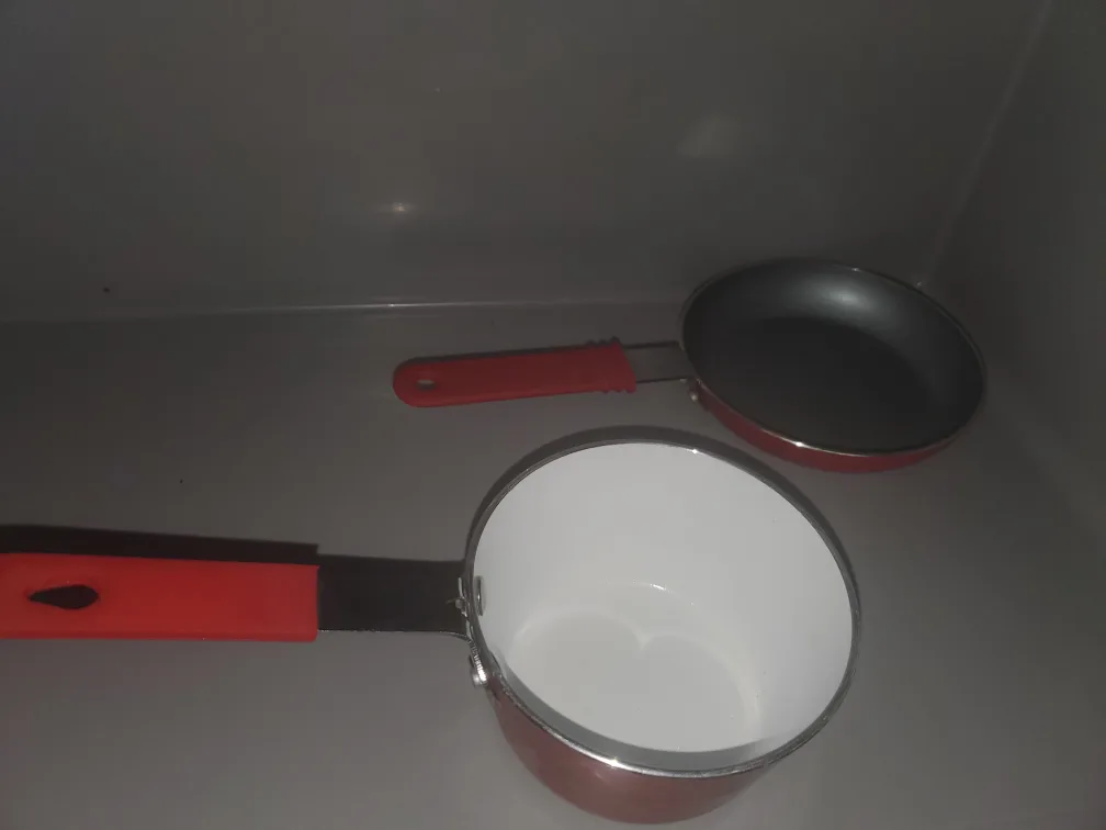 Miniature Red-Handled Cookware Set image indicator(2)