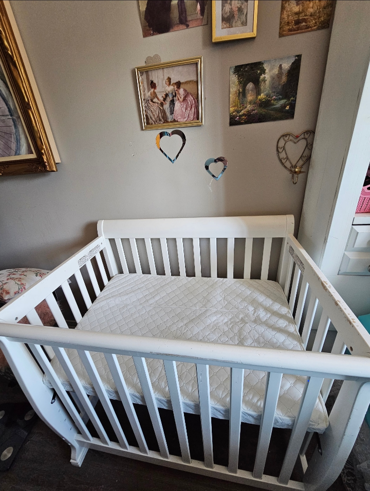 White mini Baby Crib