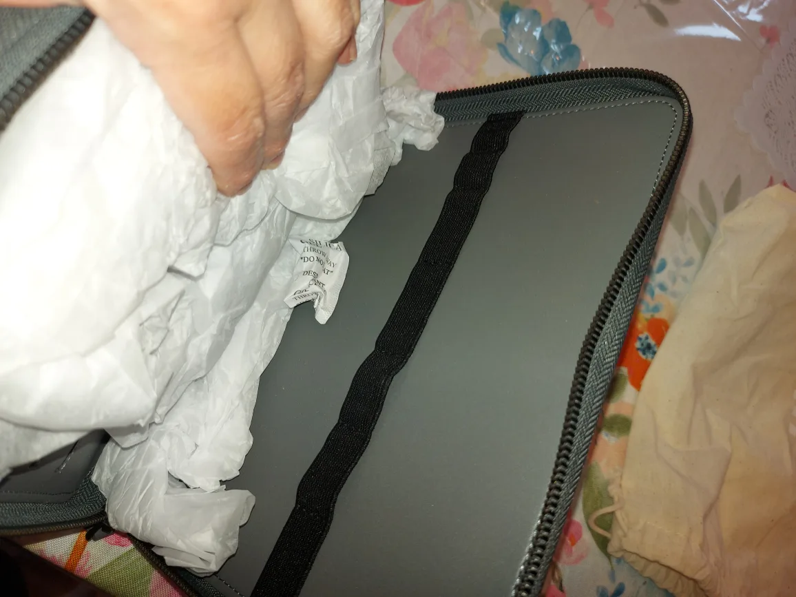 Wallets by Design Leather Zippered Wallet image indicator(4)