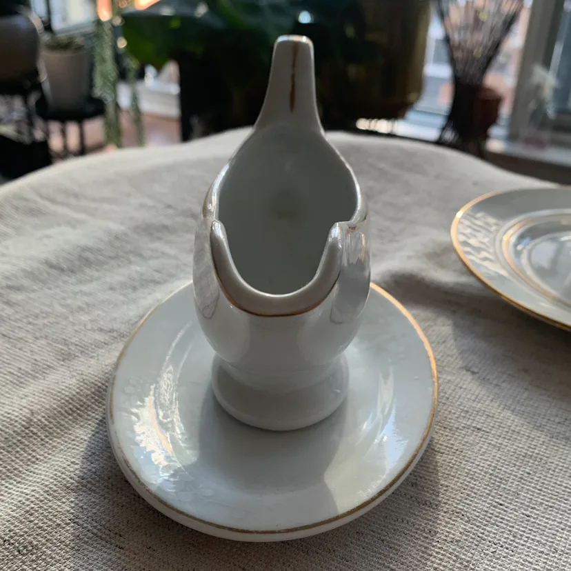 Vintage Set of Creamer & Sugar Bowl (Gold Accent Trim) image indicator(7)