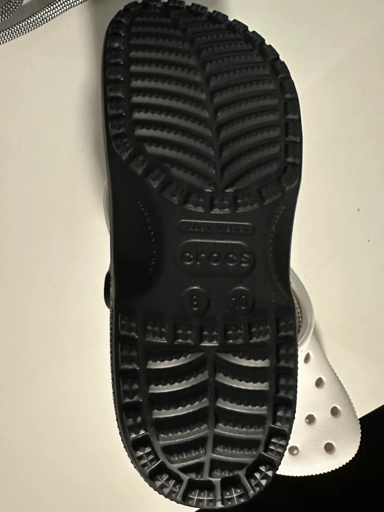 Crocs Classic Clogs - Black and White image indicator(2)
