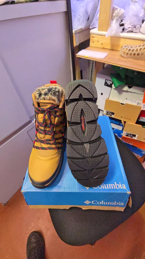 Brand new Columbia Women's Snow Boots image indicator(2)