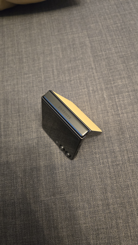 Samsung Galaxy Z Flip5, Samsung exclusive colour - photo 3