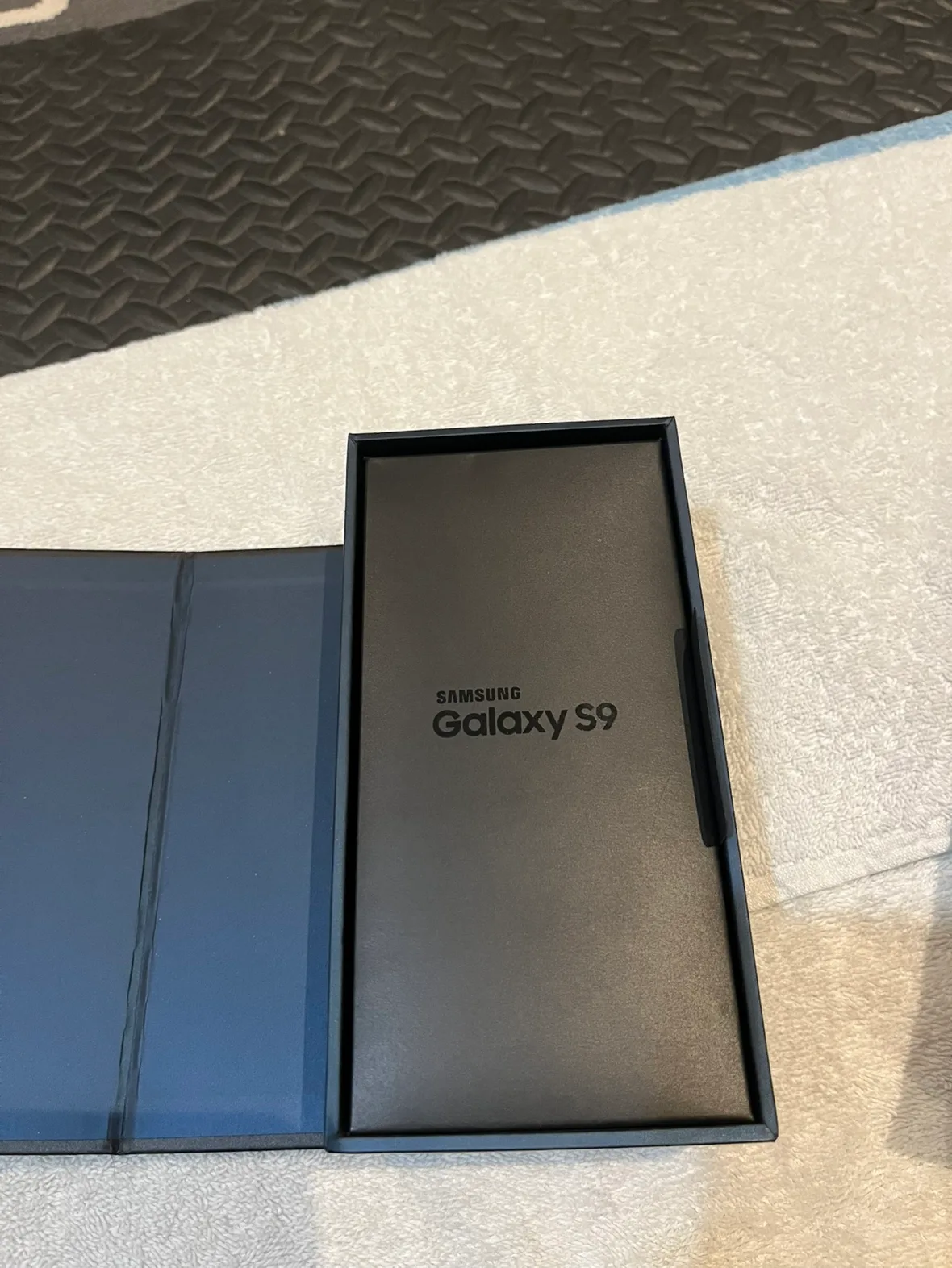 Samsung Galaxy S9 Smartphone  + 2 new cases - BNIB image indicator(7)