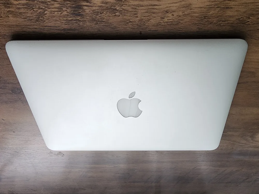 SALE! MacBook Air Laptop with charger and latest Sonoma 14.7.2 image indicator(3)