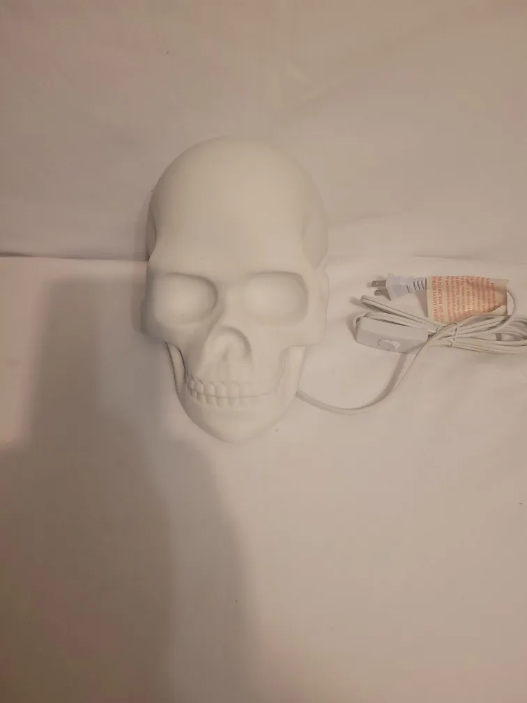 White Ceramic Skull Lamp image indicator(3)