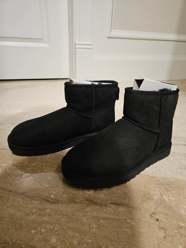 Brand New UGG Classic Mini 5854 Black size 11 image indicator(2)