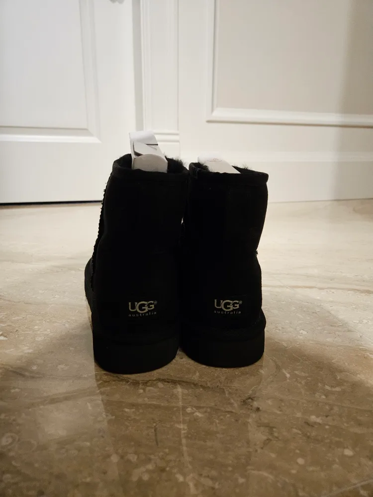 Brand New UGG Classic Mini 5854 Black size 11 image indicator(4)