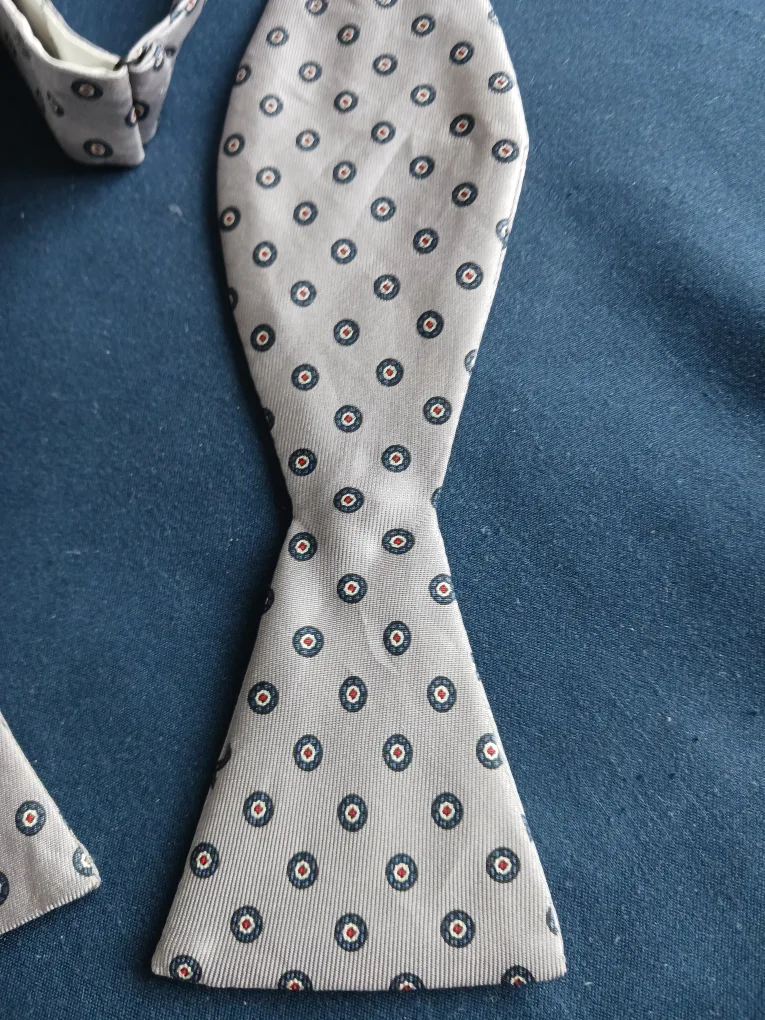 👔classy Mens silk Designer Bow Tie image indicator(2)