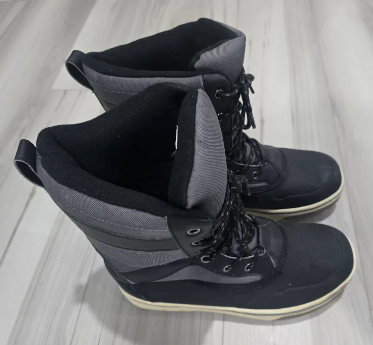 Black and Grey Winter Boots image indicator(2)