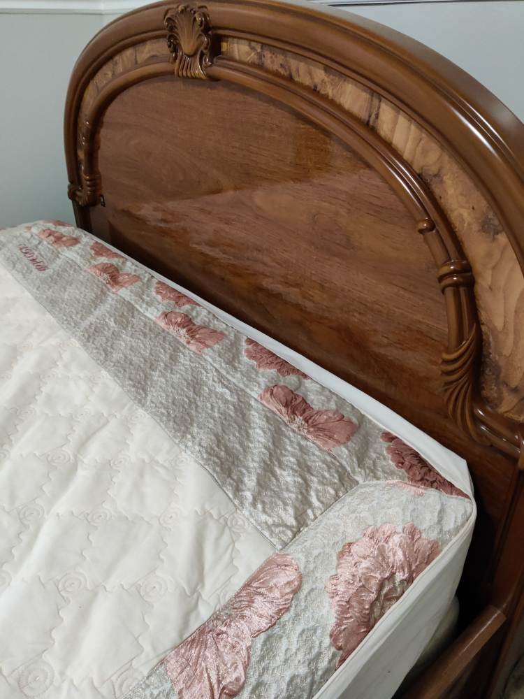 Queen size bed frame with mattress - photo 3