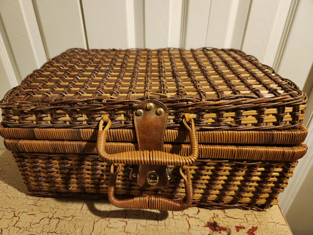 💚 Vintage Wicker Picnic Basket perfect for spring picnics 💚 image indicator(2)