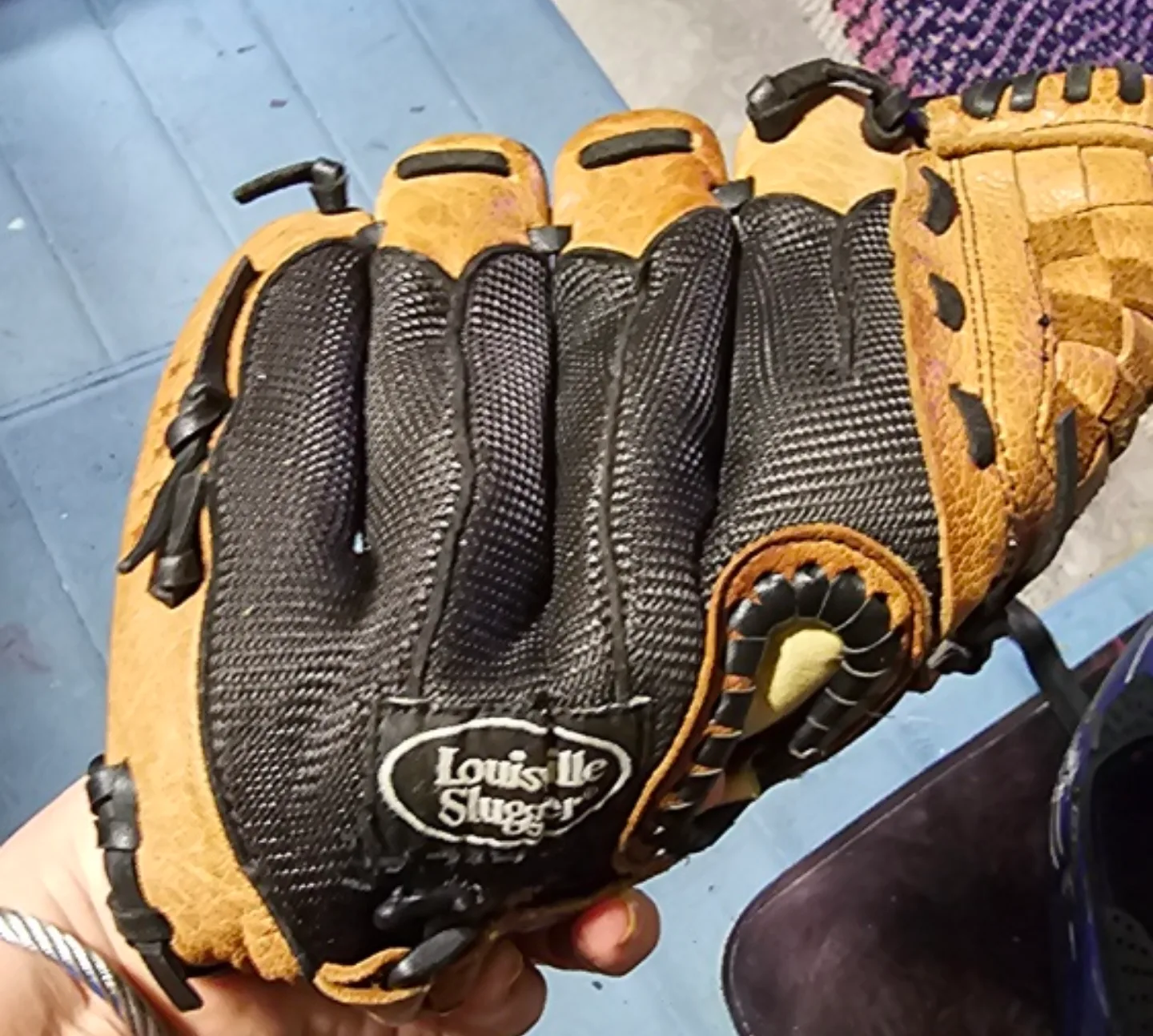 Louisville Slugger Youth Baseball Glove - 10.5 Inches image indicator(3)