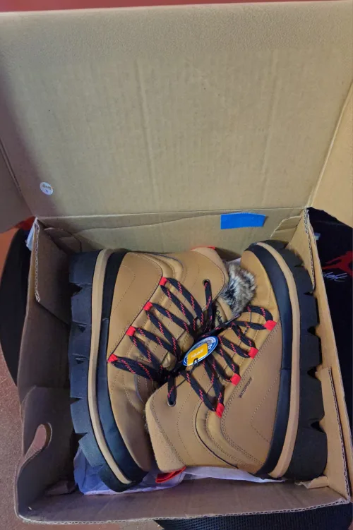 Brand new Columbia Women's Snow Boots image indicator(3)