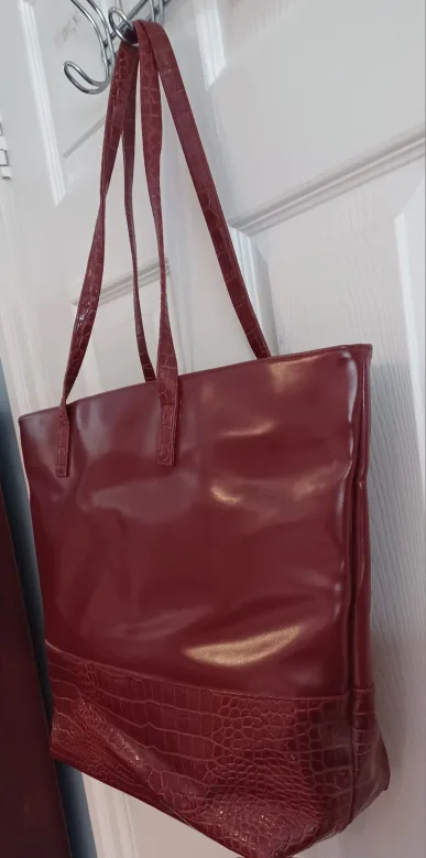 Burgundy Crocodile-Embossed Tote Bag image indicator(2)