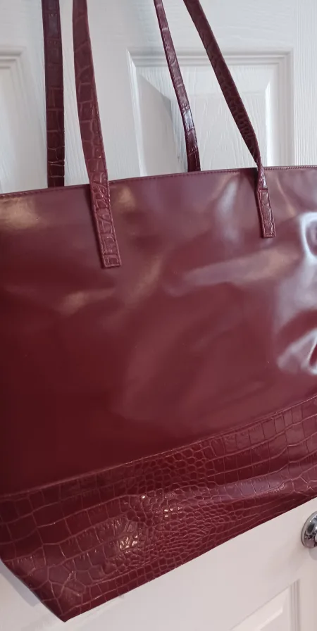 Burgundy Crocodile-Embossed Tote Bag image indicator(5)