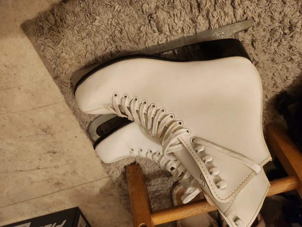 Ice Skates - Size 7 image indicator(2)