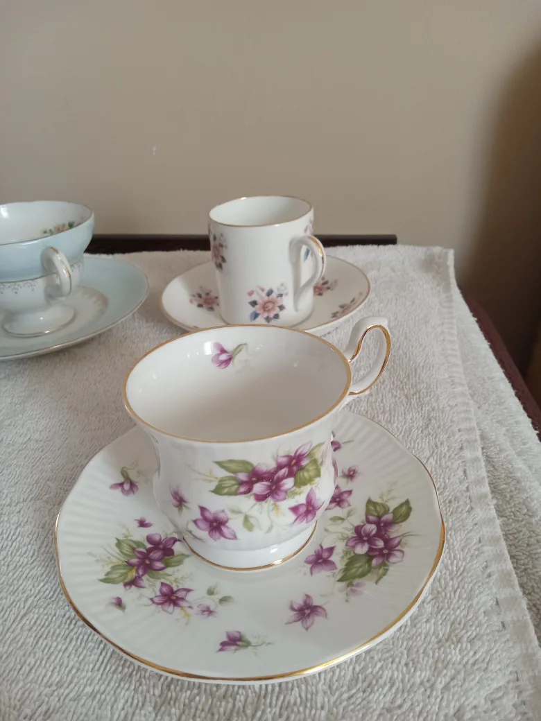 Queens Fine Bone China Teacup and Saucer thumbnail