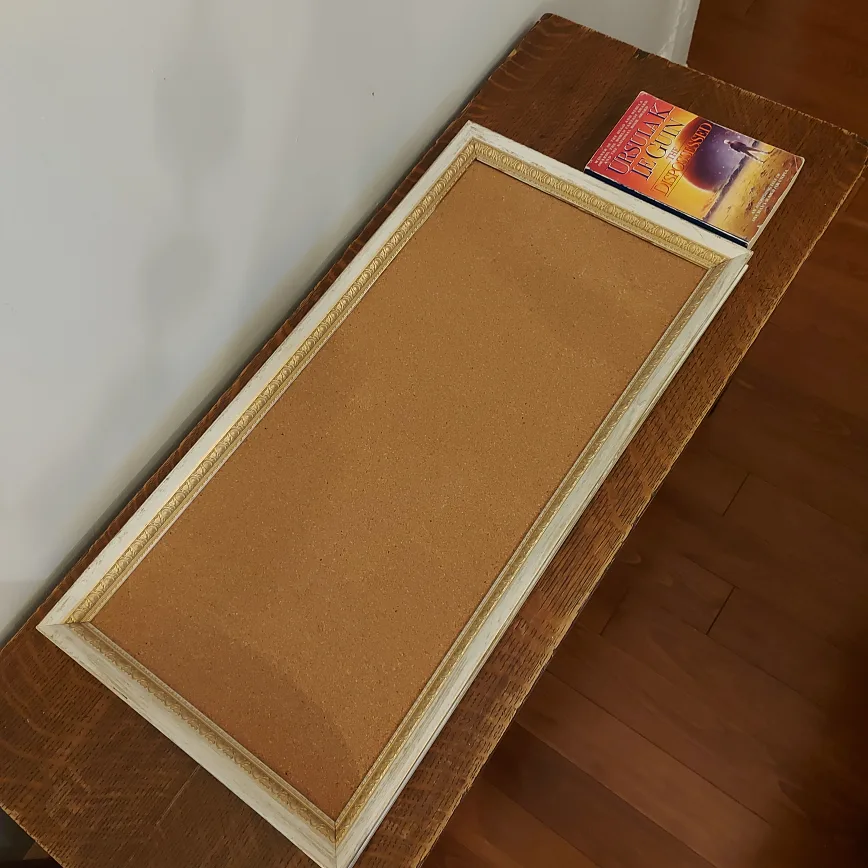 Corkboard with white and gold wooden frame image indicator(2)