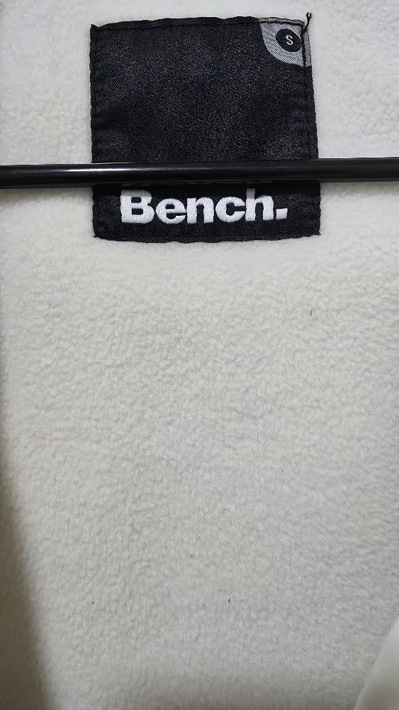 Bench. Women's White Jacket image indicator(4)