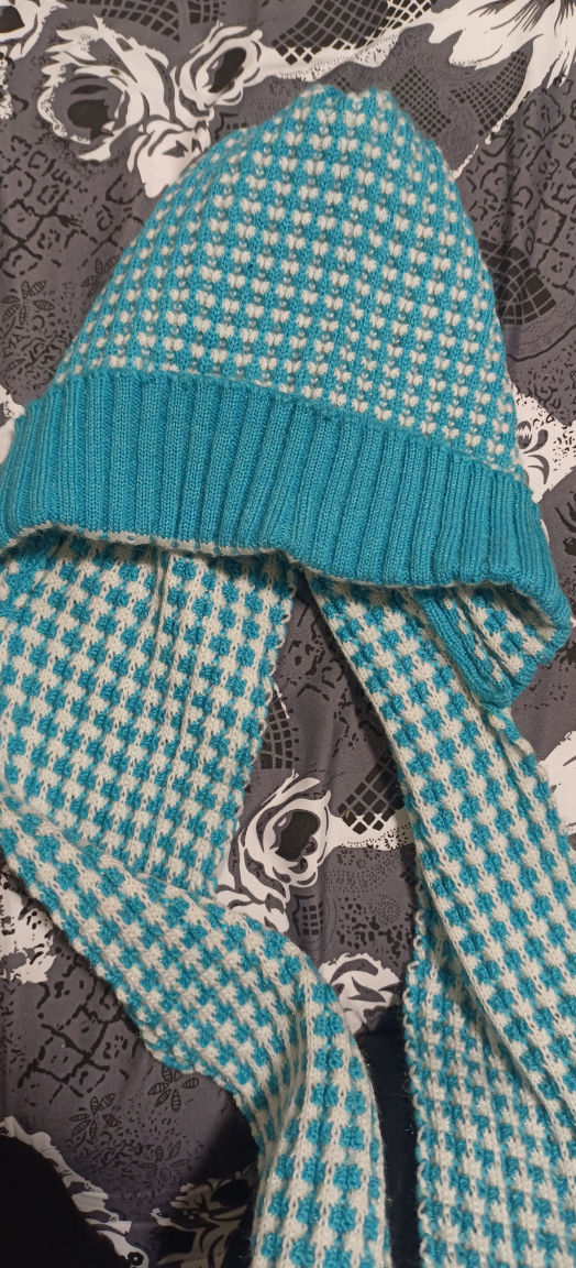 Blue and White Knit Hat and Scarf Set - photo 2