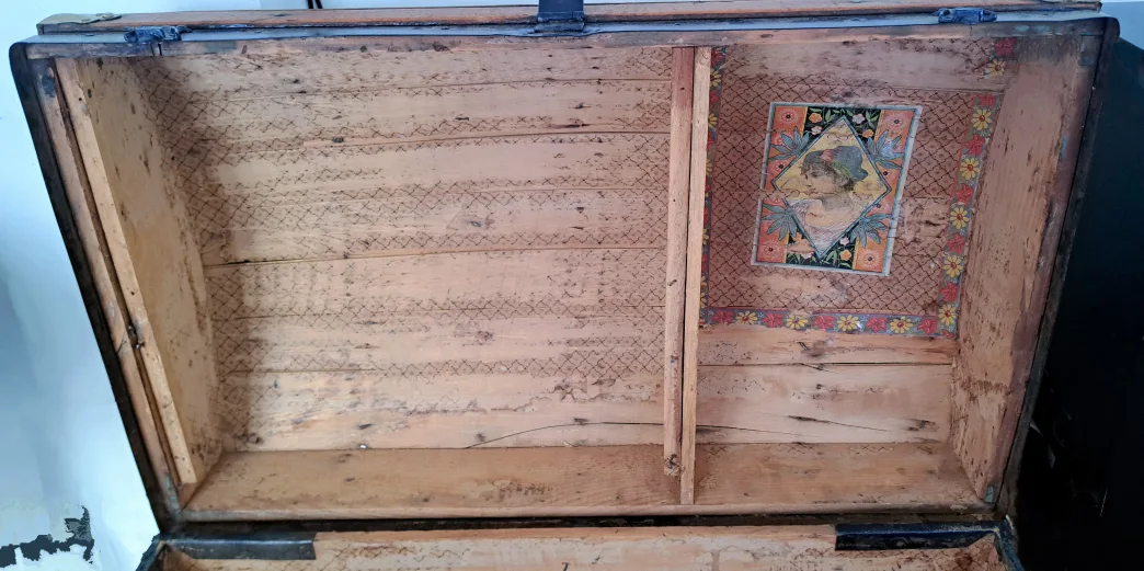 Antique Dome Top Trunk - Vintage Suitcase image indicator(3)