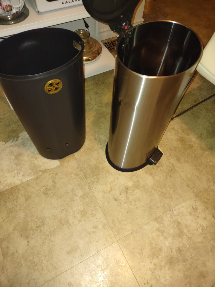 Stainless Steel Step Trash Can with Black Inner Bucket - photo 4