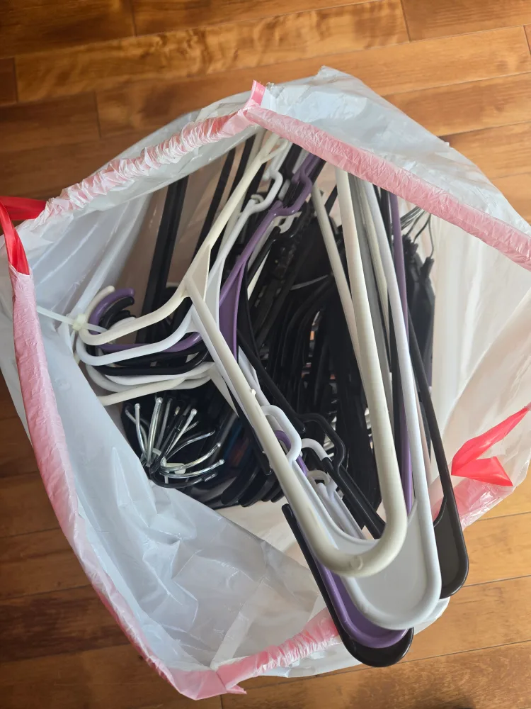 Bulk Clothes Hangers FREE image indicator(2)