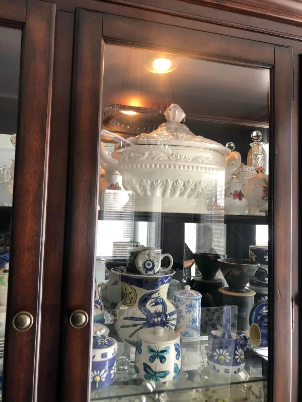 Beautiful Dark Brown Wooden China Cabinet image indicator(3)