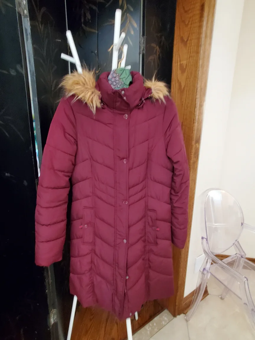 Tommy Hilfiger Women's Burgundy Puffer Jacket with Faux Fur Hood image indicator(5)