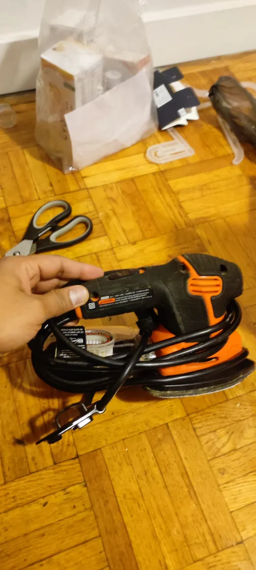 Black+Decker Mouse Detail Sander with extra sandpaper image indicator(2)