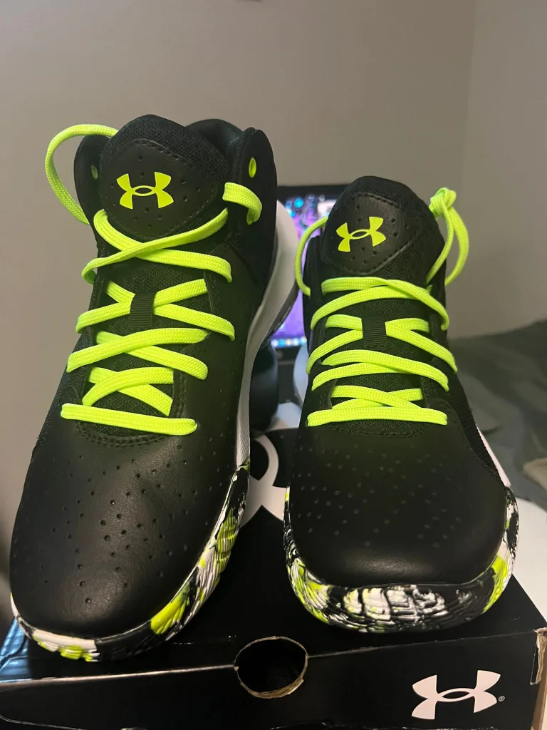 Under Armour Boys' Basketball Shoes image indicator(2)