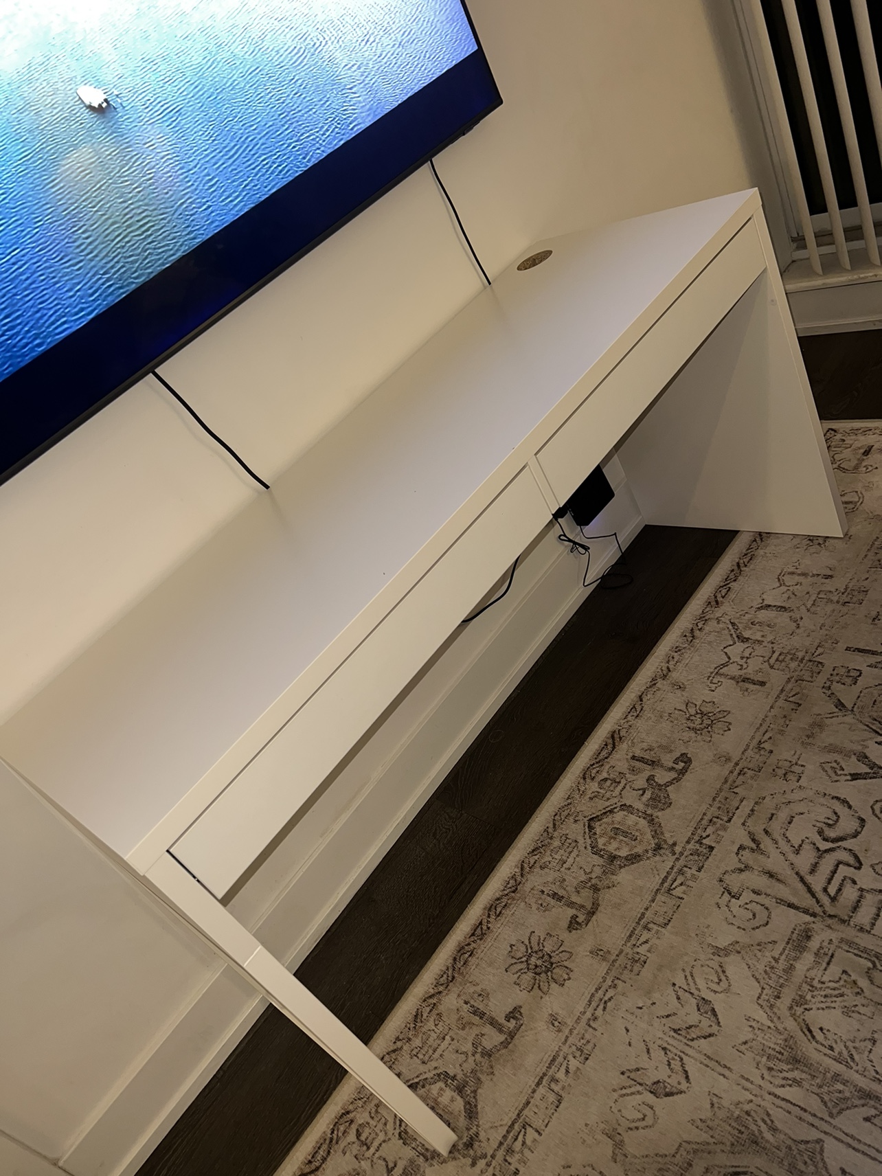Ikea desk (11 Lillian St)