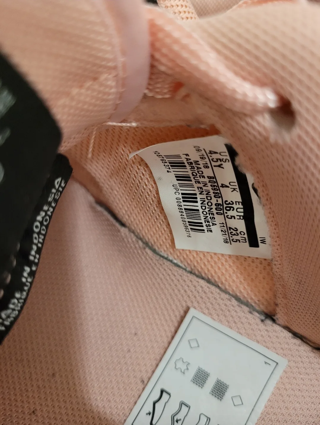 Two pairs of Nike Air Force 1 image indicator(5)