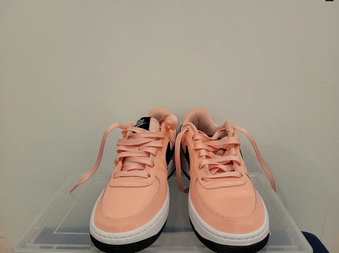 Two pairs of Nike Air Force 1 image indicator(8)